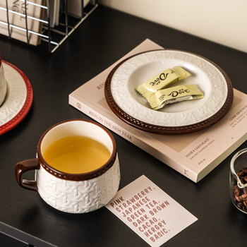 Set cafea și ceai în stil franțuzesc retro cu ratan, ceașcă de cafea din ceramică și farfurioară, într-o cutie cadou