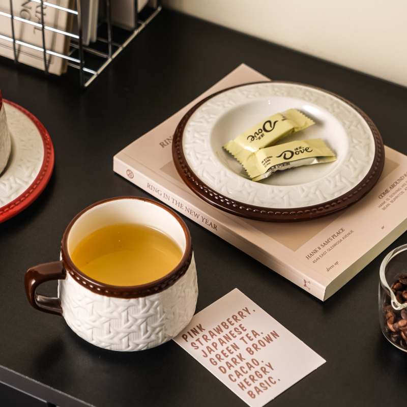 Set cafea și ceai în stil franțuzesc retro cu ratan, ceașcă de cafea din ceramică și farfurioară, într-o cutie cadou
