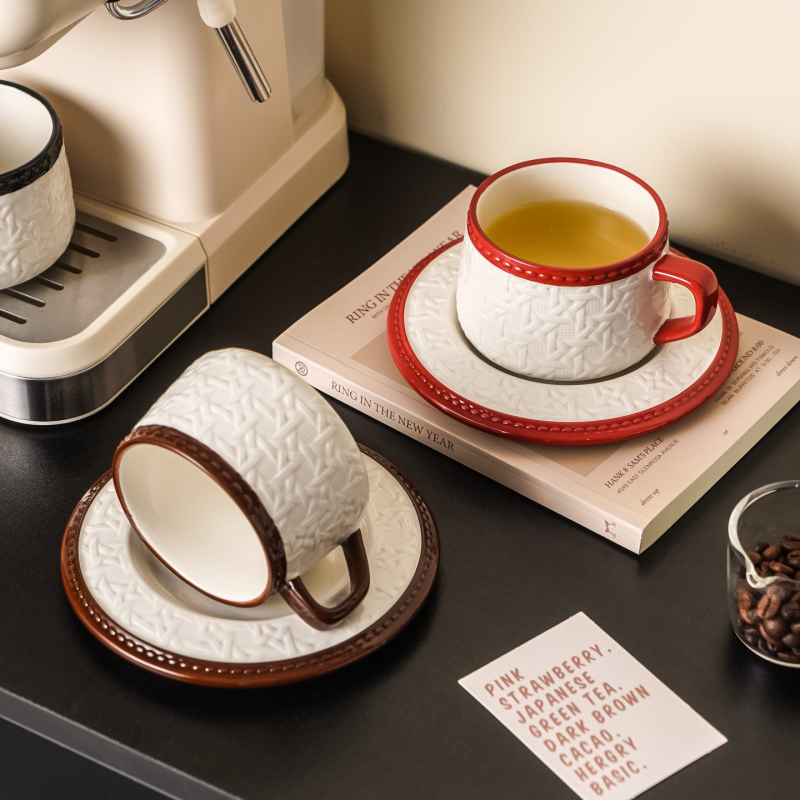 Set cafea și ceai în stil franțuzesc retro cu ratan, ceașcă de cafea din ceramică și farfurioară, într-o cutie cadou