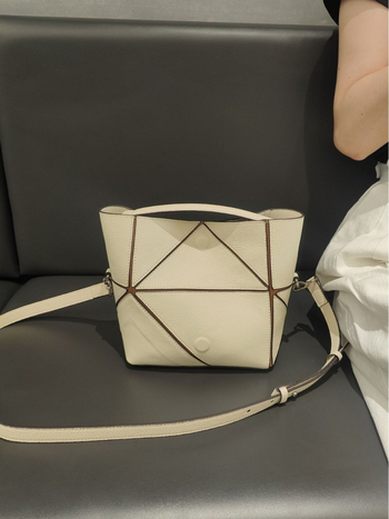 Mala bucket torba od prave kože s dijamantnim geometrijskim siluetom, crossbody s jednom naramenicom, za svakodnevnu upotrebu i posao.