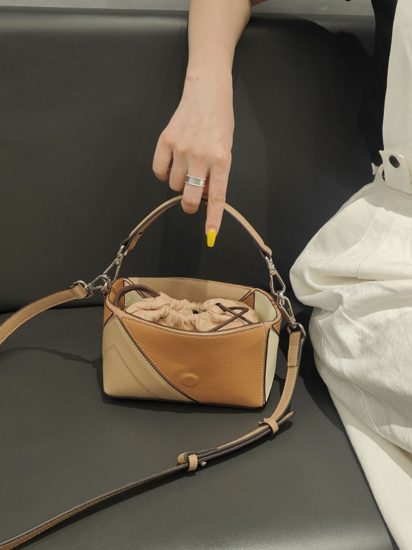 Mala bucket torba od prave kože s dijamantnim geometrijskim siluetom, crossbody s jednom naramenicom, za svakodnevnu upotrebu i posao.