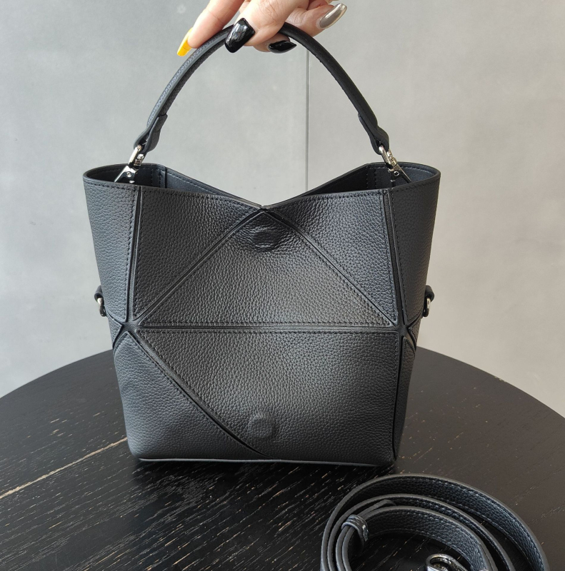 Mala bucket torba od prave kože s dijamantnim geometrijskim siluetom, crossbody s jednom naramenicom, za svakodnevnu upotrebu i posao.