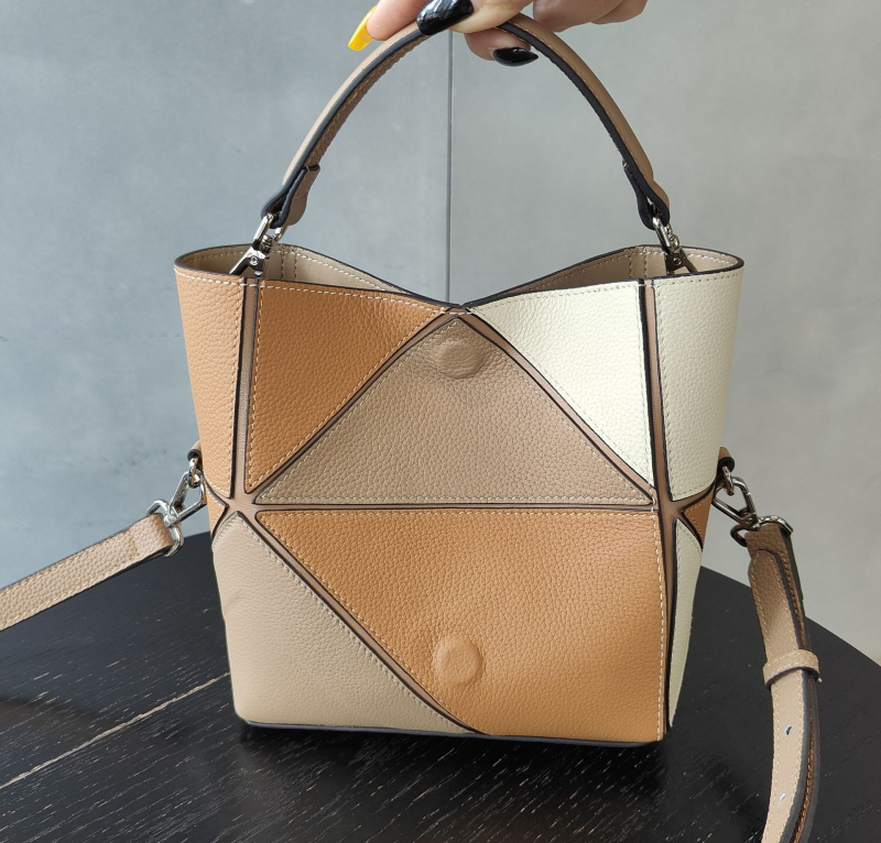 Mala bucket torba od prave kože s dijamantnim geometrijskim siluetom, crossbody s jednom naramenicom, za svakodnevnu upotrebu i posao.