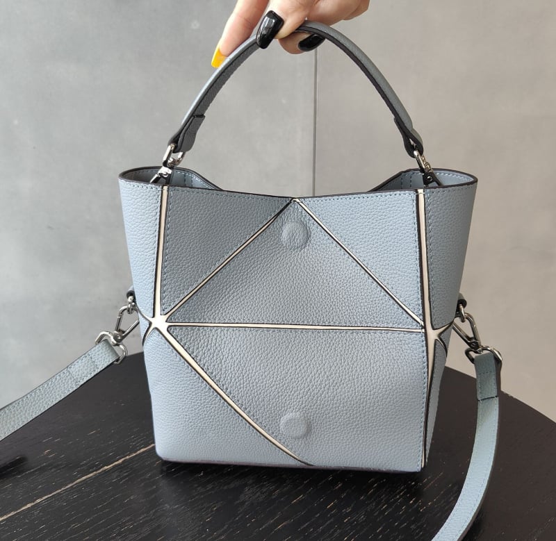 Mala bucket torba od prave kože s dijamantnim geometrijskim siluetom, crossbody s jednom naramenicom, za svakodnevnu upotrebu i posao.