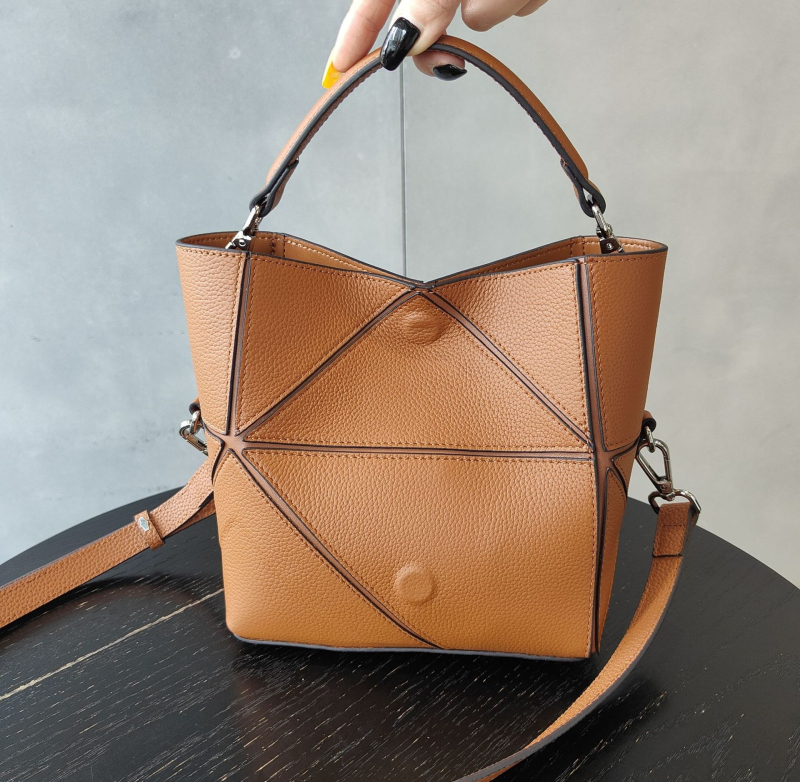 Mala bucket torba od prave kože s dijamantnim geometrijskim siluetom, crossbody s jednom naramenicom, za svakodnevnu upotrebu i posao.