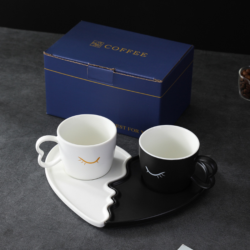 Set ceramic cești de cafea și farfurioare pentru două persoane — pereche alb-negru, design minimalist modern