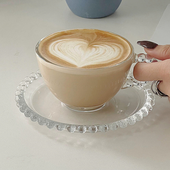 Set din sticlă transparent: ceaștă de cafea cu farfurie și mâner din mărgele rotunde, ceașcă de lapte și farfurie; ideal pentru ceaiul franțuzesc de după-amiază și ceai de flori
