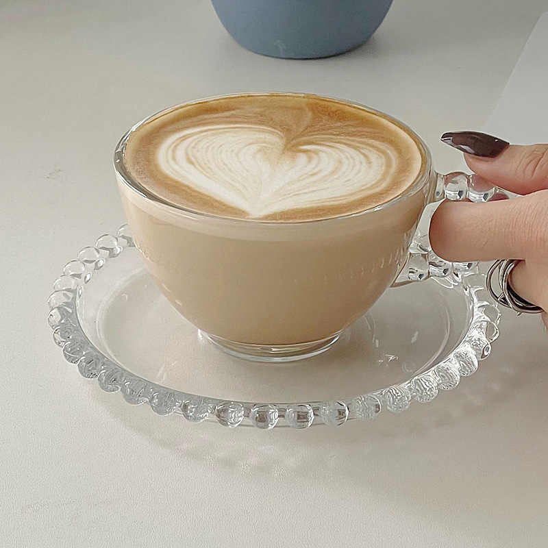 Set din sticlă transparent: ceaștă de cafea cu farfurie și mâner din mărgele rotunde, ceașcă de lapte și farfurie; ideal pentru ceaiul franțuzesc de după-amiază și ceai de flori