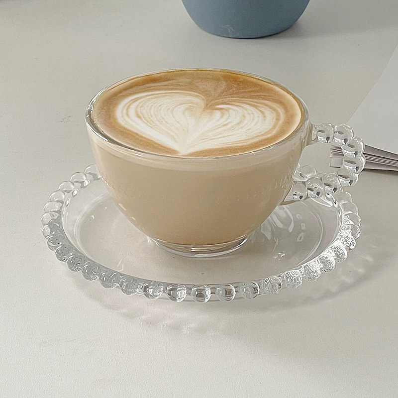 Set din sticlă transparent: ceaștă de cafea cu farfurie și mâner din mărgele rotunde, ceașcă de lapte și farfurie; ideal pentru ceaiul franțuzesc de după-amiază și ceai de flori