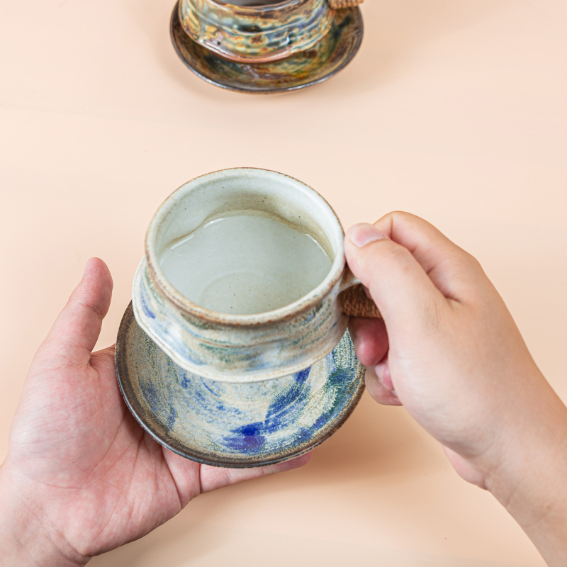 Set cană de cafea și farfurioară cu glazură ce schimbă culoarea.