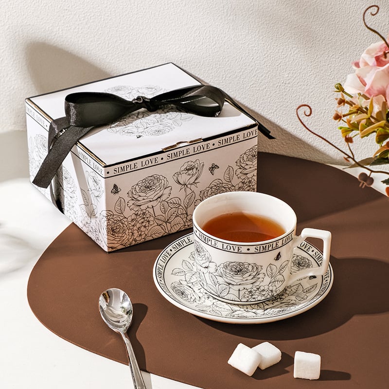 Ceasca de cafea si farfurioara franțuzești vintage cu Gradina de Trandafiri – set cadou cana de lapte