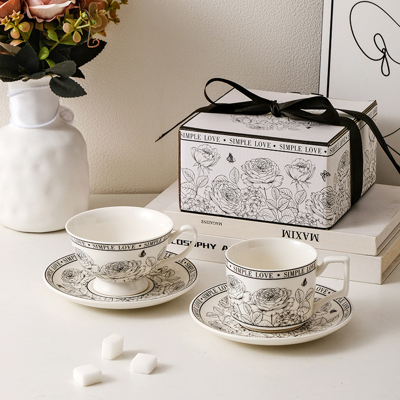 Ceasca de cafea si farfurioara franțuzești vintage cu Gradina de Trandafiri – set cadou cana de lapte