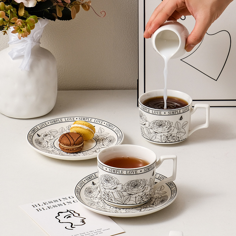 Ceasca de cafea si farfurioara franțuzești vintage cu Gradina de Trandafiri – set cadou cana de lapte