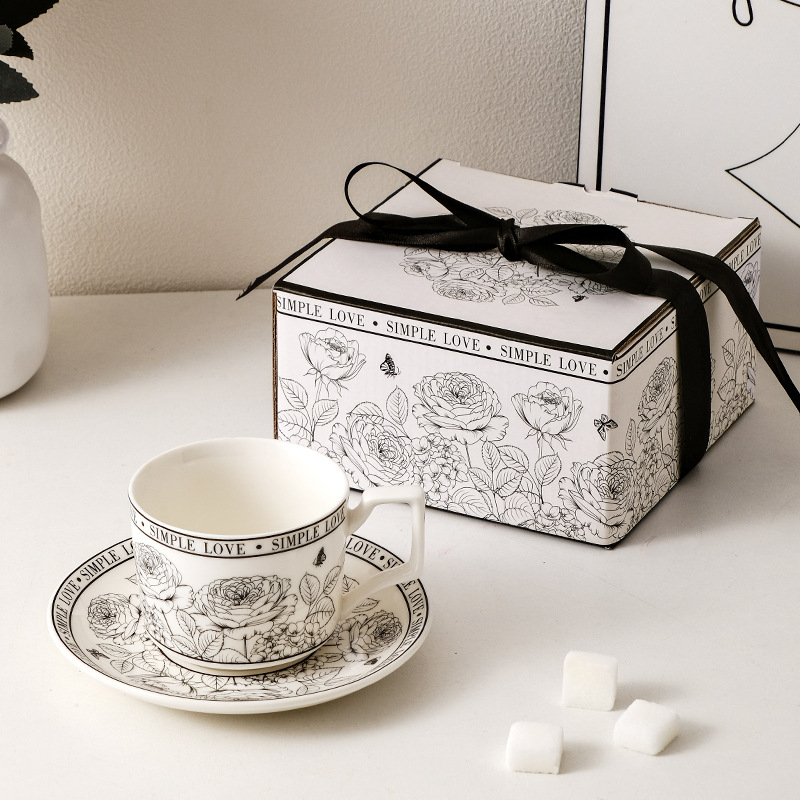 Ceasca de cafea si farfurioara franțuzești vintage cu Gradina de Trandafiri – set cadou cana de lapte