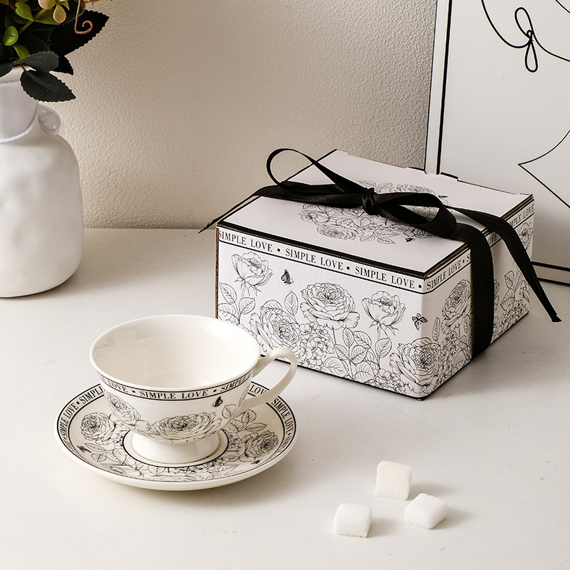 Ceasca de cafea si farfurioara franțuzești vintage cu Gradina de Trandafiri – set cadou cana de lapte
