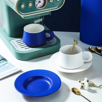 Set ceramic pentru cafea: ceașcă și farfurie în Albastru Klein, cu logo-ul companiei personalizabil