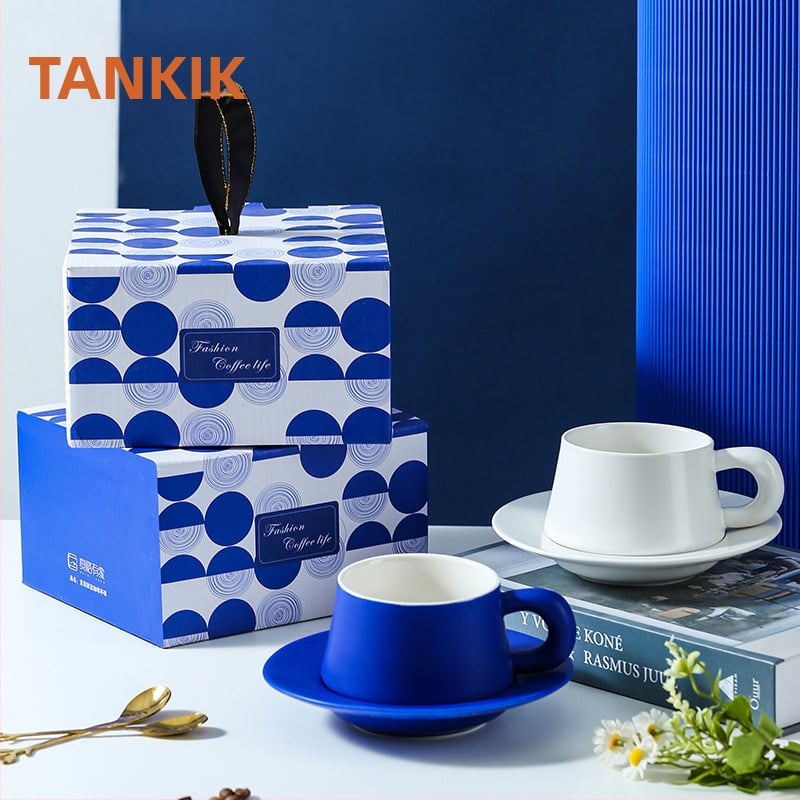 Set ceramic pentru cafea: ceașcă și farfurie în Albastru Klein, cu logo-ul companiei personalizabil