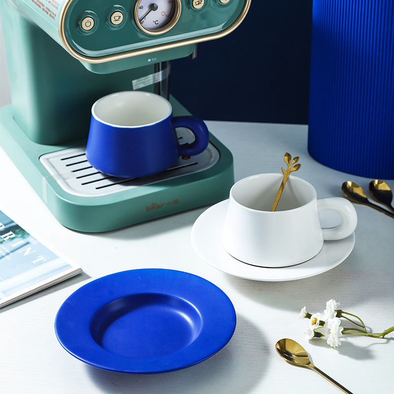 Set ceramic pentru cafea: ceașcă și farfurie în Albastru Klein, cu logo-ul companiei personalizabil