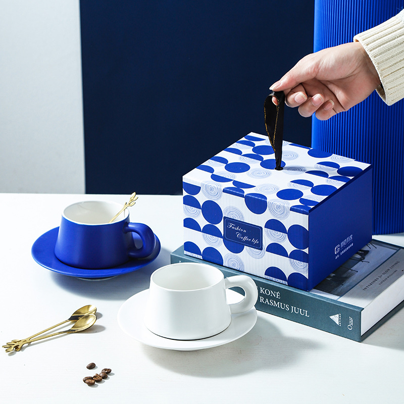 Set ceramic pentru cafea: ceașcă și farfurie în Albastru Klein, cu logo-ul companiei personalizabil
