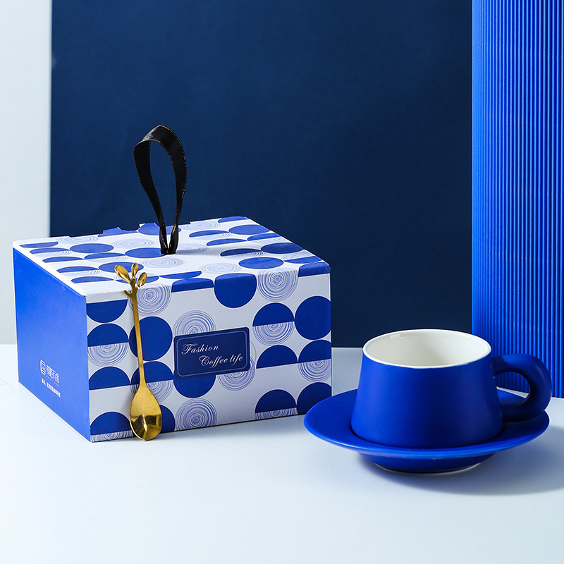Set ceramic pentru cafea: ceașcă și farfurie în Albastru Klein, cu logo-ul companiei personalizabil