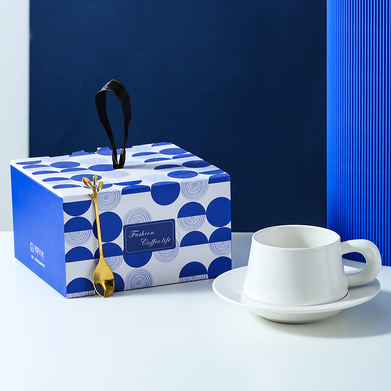 Set ceramic pentru cafea: ceașcă și farfurie în Albastru Klein, cu logo-ul companiei personalizabil