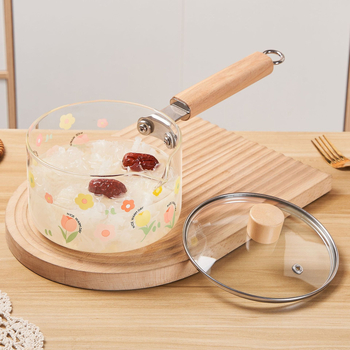 Recipient din sticlă borosilikat de înaltă rezistență, cu mâner din lemn, rezistent la căldură, compatibil cu flacăra, cu capac din sticlă temperată – ideal pentru încălzirea laptelui și tăițeilor instant