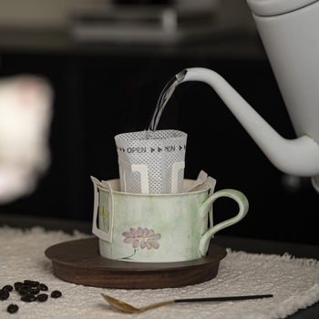 Cană de cafea pictată manual, design floral sub glazură, set cană și farfurioară din ceramică