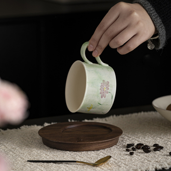 Cană de cafea pictată manual, design floral sub glazură, set cană și farfurioară din ceramică