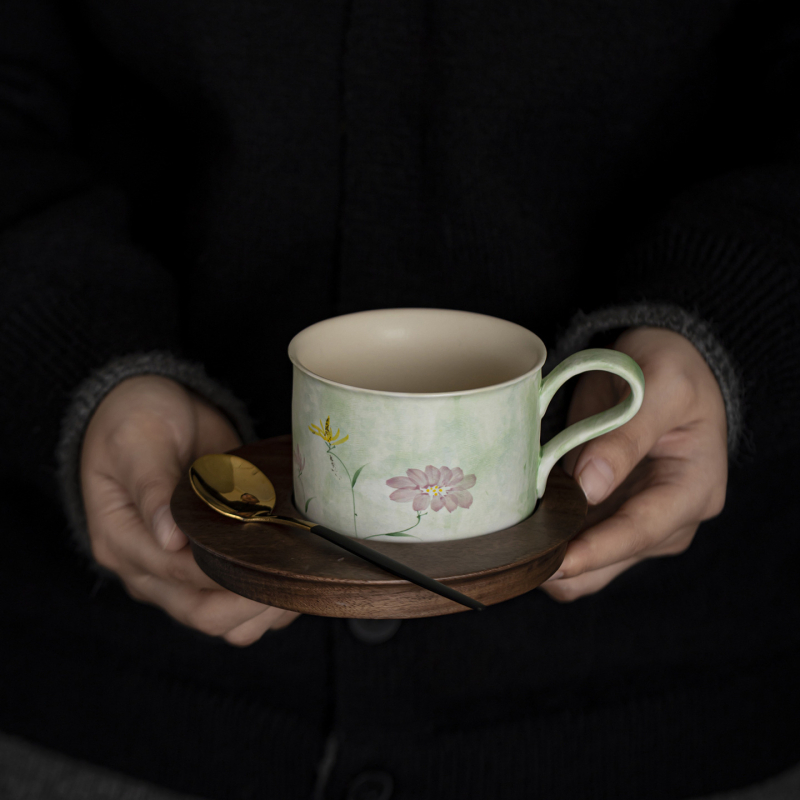 Cană de cafea pictată manual, design floral sub glazură, set cană și farfurioară din ceramică