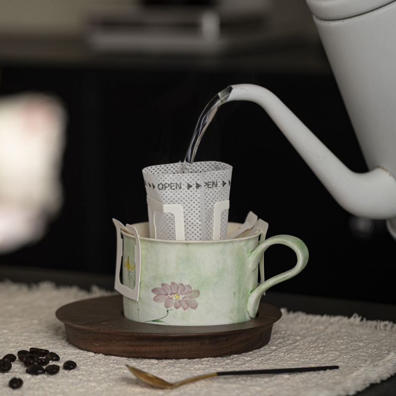 Cană de cafea pictată manual, design floral sub glazură, set cană și farfurioară din ceramică