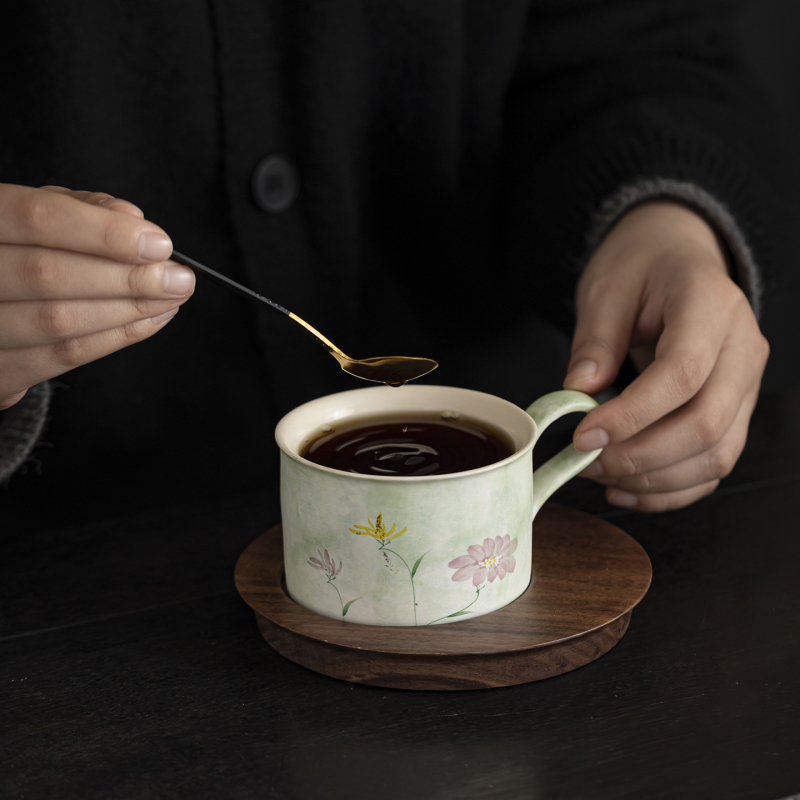 Cană de cafea pictată manual, design floral sub glazură, set cană și farfurioară din ceramică