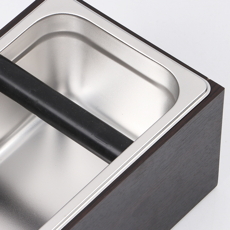 Box detașabil pentru resturi de cafea, cu interior din oțel inoxidabil; structură din lemn și oțel inoxidabil