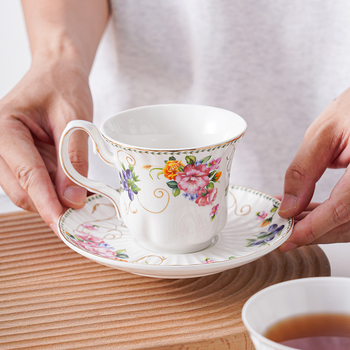 Set cești de cafea și farfurioară cu trandafiri proaspeți, în stil franțuzesc pentru ceașcă și în stil britanic pentru ceaiul de după-amiază, porțelan de lux pentru casă