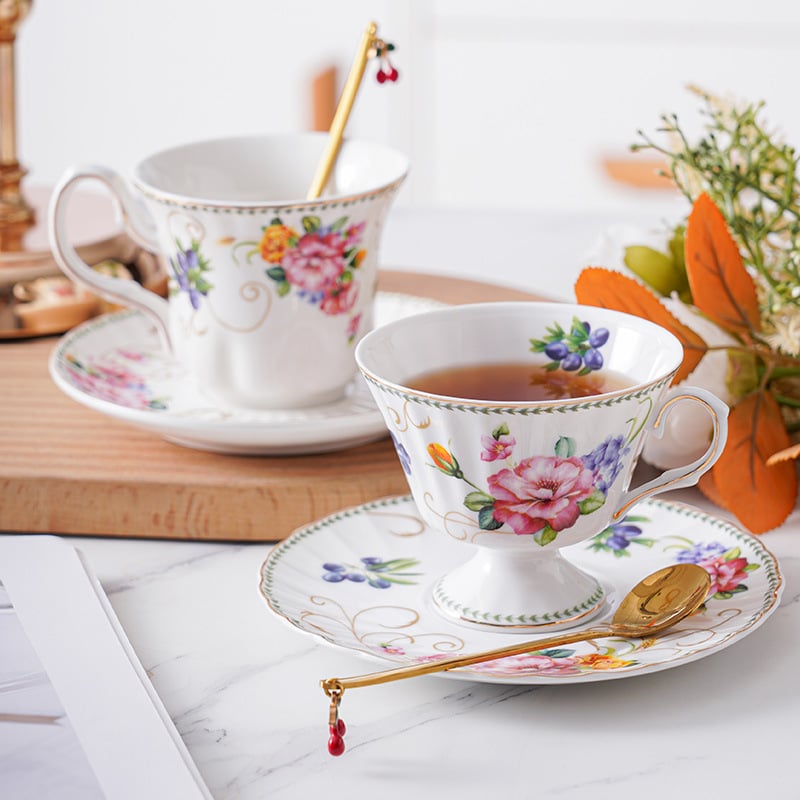 Set cești de cafea și farfurioară cu trandafiri proaspeți, în stil franțuzesc pentru ceașcă și în stil britanic pentru ceaiul de după-amiază, porțelan de lux pentru casă