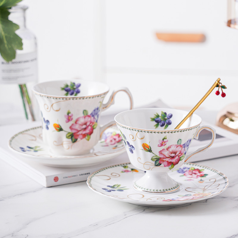 Set cești de cafea și farfurioară cu trandafiri proaspeți, în stil franțuzesc pentru ceașcă și în stil britanic pentru ceaiul de după-amiază, porțelan de lux pentru casă