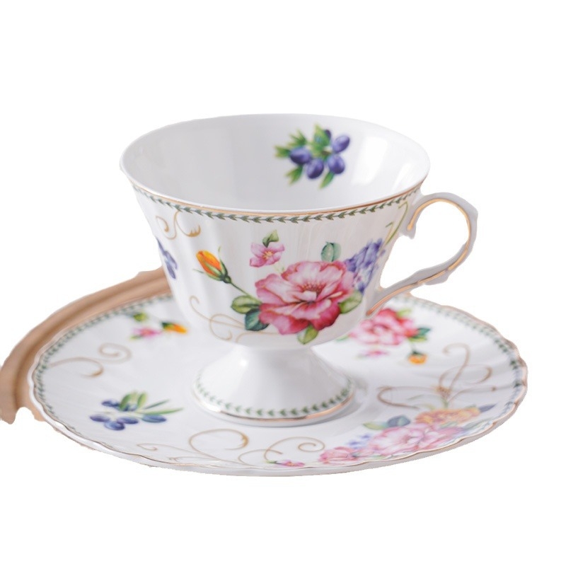Set cești de cafea și farfurioară cu trandafiri proaspeți, în stil franțuzesc pentru ceașcă și în stil britanic pentru ceaiul de după-amiază, porțelan de lux pentru casă