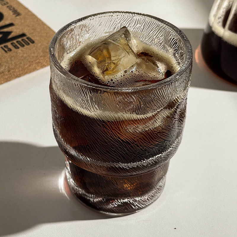 Ceașcă rotundă din sticlă cu model de gheață și pliuri; potrivită pentru cafea, suc și bere