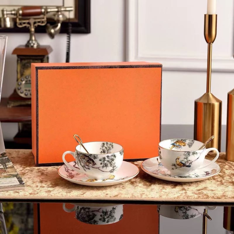 Set cafea stil european, seria Forest, cu două căni și farfurioare, cutie cadou, porțelan de os, lux ușor