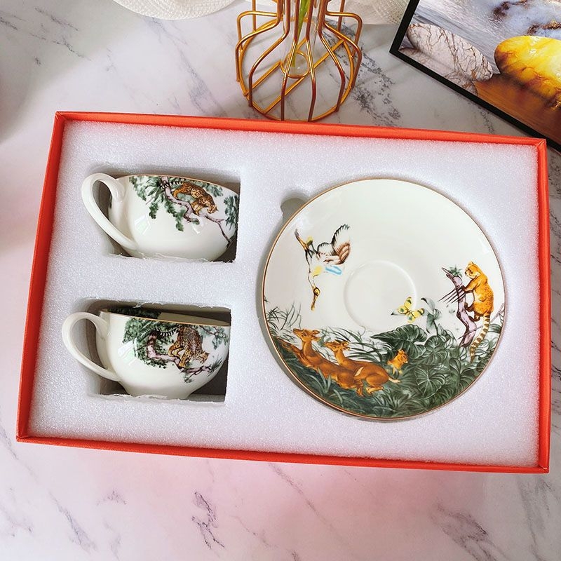 Set cafea stil european, seria Forest, cu două căni și farfurioare, cutie cadou, porțelan de os, lux ușor