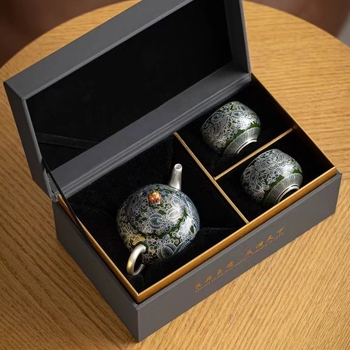 Set de ceai ceramic cu motiv fluture-flori, verde smarald cloisonné cu argint, o ceainică și două căni, lucrat manual, ambalat într-o cutie cadou elegantă pentru uz casnic.