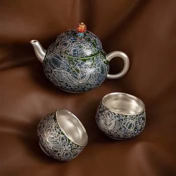 Set de ceai ceramic cu motiv fluture-flori, verde smarald cloisonné cu argint, o ceainică și două căni, lucrat manual, ambalat într-o cutie cadou elegantă pentru uz casnic.