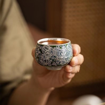 Set de ceai ceramic cu motiv fluture-flori, verde smarald cloisonné cu argint, o ceainică și două căni, lucrat manual, ambalat într-o cutie cadou elegantă pentru uz casnic.