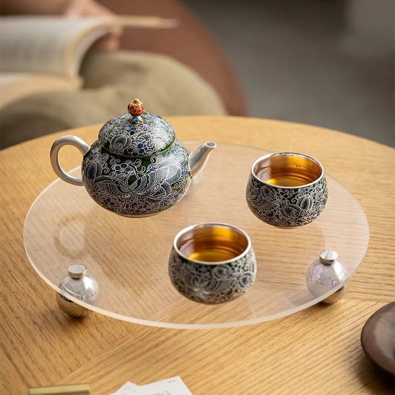 Set de ceai ceramic cu motiv fluture-flori, verde smarald cloisonné cu argint, o ceainică și două căni, lucrat manual, ambalat într-o cutie cadou elegantă pentru uz casnic.