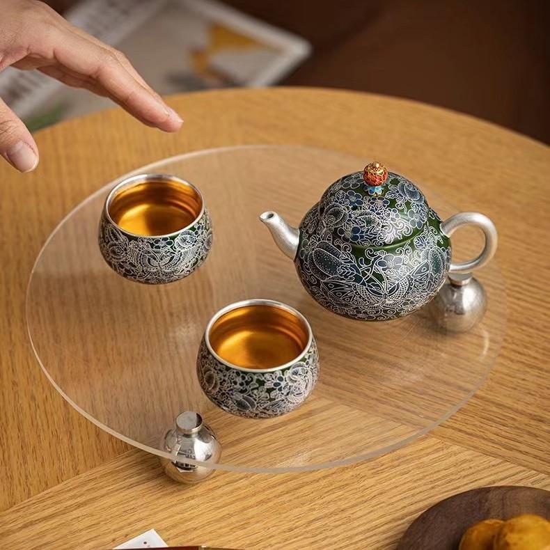 Set de ceai ceramic cu motiv fluture-flori, verde smarald cloisonné cu argint, o ceainică și două căni, lucrat manual, ambalat într-o cutie cadou elegantă pentru uz casnic.