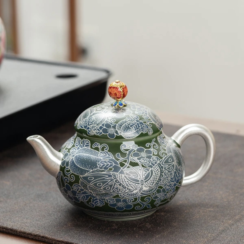 Set de ceai ceramic cu motiv fluture-flori, verde smarald cloisonné cu argint, o ceainică și două căni, lucrat manual, ambalat într-o cutie cadou elegantă pentru uz casnic.
