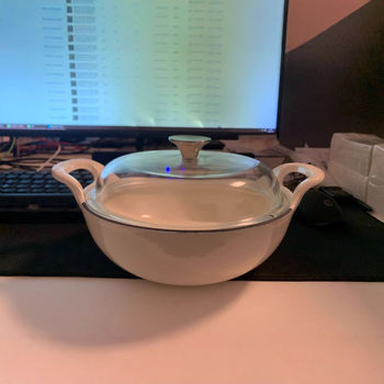 Oală din fontă pentru supe și soturi, fund plat, capac din sticlă borosilicată, exterior emailat, compatibilă cu plita cu inducție