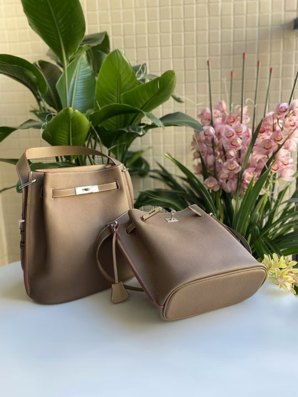 Kelly bucket torba od prvog sloja teleće kože sa širokom naramenicom, crossbody torba s kopčom, tote veličine, retro stil Zapada i Amerike