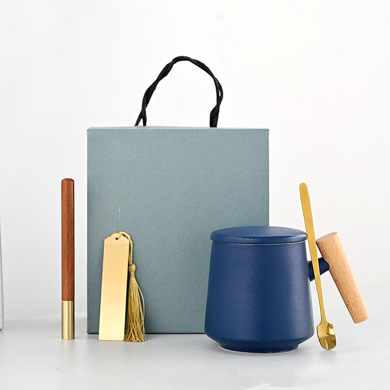 Cană ceramică pentru apă și ceai, gravură cu logo, capac și linguriță – cadou de afaceri personalizat
