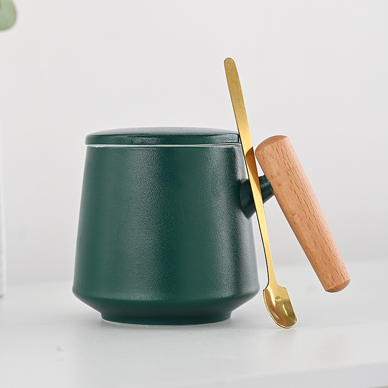 Cană ceramică pentru apă și ceai, gravură cu logo, capac și linguriță – cadou de afaceri personalizat