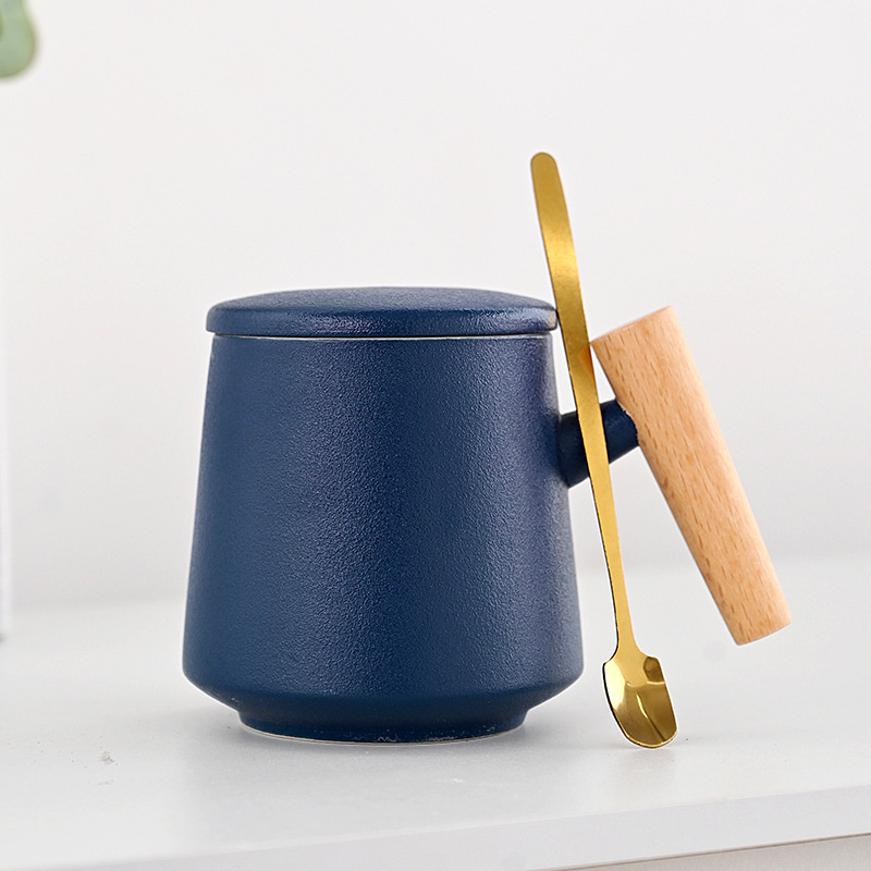 Cană ceramică pentru apă și ceai, gravură cu logo, capac și linguriță – cadou de afaceri personalizat